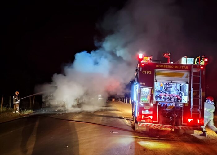 Bombeiros controlam incêndio em caminhão-tanque de leite na zona rural de Lagoa Formosa
