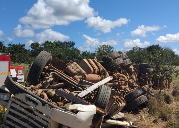 Motorista morre após carreta bitrem carregada com milho tombar na MG-188 em Cabeceira Grande