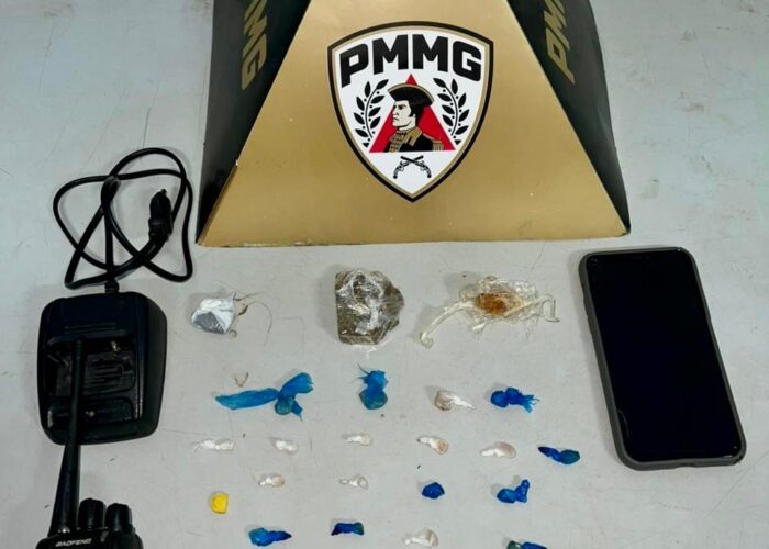 Dois tentaram mudar de direção ao ver a viatura , a PM entrou na casa e encontrou crack, maconha, ecstasy e uma moto furtada escondida nos fundos