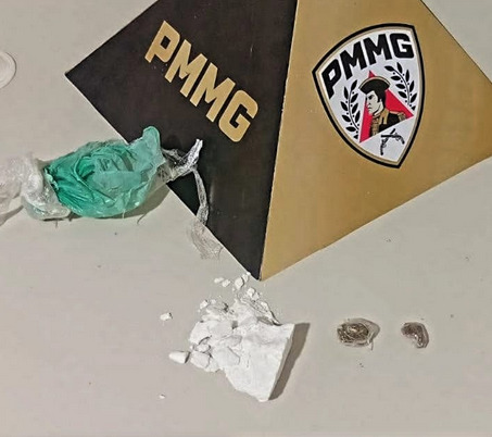GUIMARÂNIA: suspeito desobedece ordem de parada, joga cocaína pela janela durante fuga e é preso
