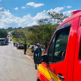 Acidente envolvendo carreta prancha, trator e cinco carros deixa três feridos na MGC-354