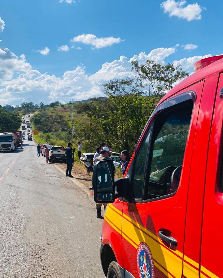 Acidente envolvendo carreta prancha, trator e cinco carros deixa três feridos na MGC-354